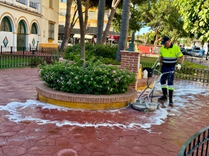 Fuengirola intensifica las labores de limpieza en el entorno de los centros educativos de cara al inicio del curso