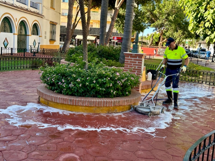 Fuengirola intensifica las labores de limpieza en el entorno de los centros educativos de cara al inicio del curso