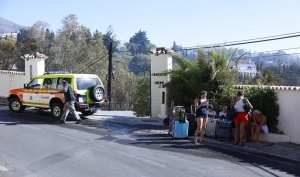 Un centenar de desalojados por un incendio urbano de vegetaci&oacute;n en Benalm&aacute;dena