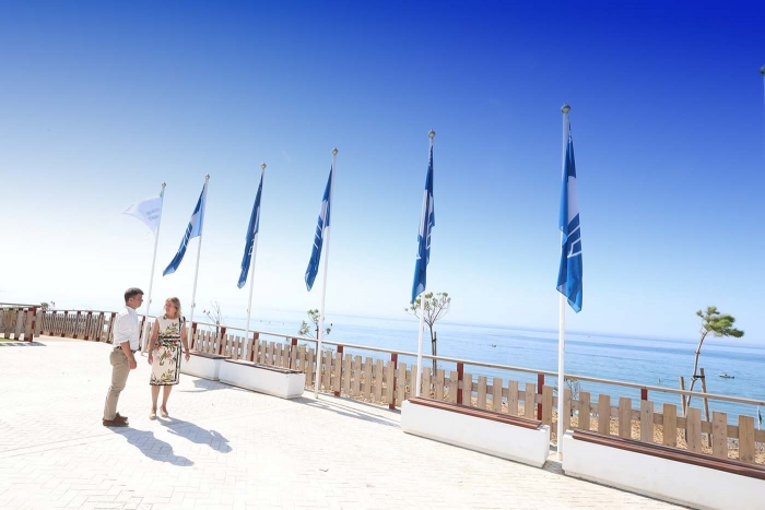Marbella luce las 12 banderas azules que avalan la excelencia de los servicios y de la gestión de playas y puertos, consolidando a la ciudad como líder del litoral andaluz