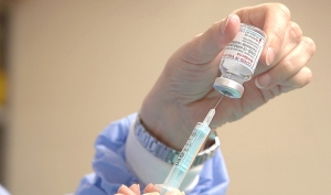 Sanidad comienza a vacunar frente a la gripe y la covid-19 a mayores de 60 a&ntilde;os
