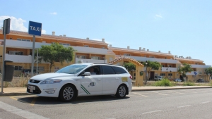 Estepona ampl&iacute;a el n&uacute;mero de licencias de taxi y eleva la ratio de veh&iacute;culos adaptados para personas con movilidad reducida