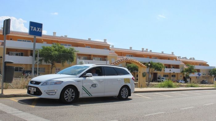 Estepona ampl&iacute;a el n&uacute;mero de licencias de taxi y eleva la ratio de veh&iacute;culos adaptados para personas con movilidad reducida