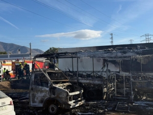 Controlado un incendio que da&ntilde;&oacute; a varios veh&iacute;culos en una parcela de aparcamiento cercana al recinto ferial de Las Lagunas