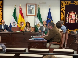 El Ayuntamiento de Mijas insta al Gobierno de Espa&ntilde;a a crear un fondo estatal para que los municipios puedan hacer frente a la retirada del alga asi&aacute;tica de las playas