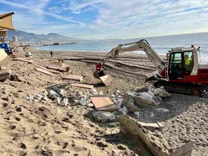 El Ayuntamiento de Fuengirola realiza obras de emergencia para reparar los daños del último temporal