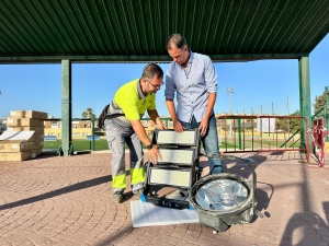 El Ayuntamiento de Fuengirola renueva con iluminaci&oacute;n led el campo de f&uacute;tbol y la pista de atletismo del Elola