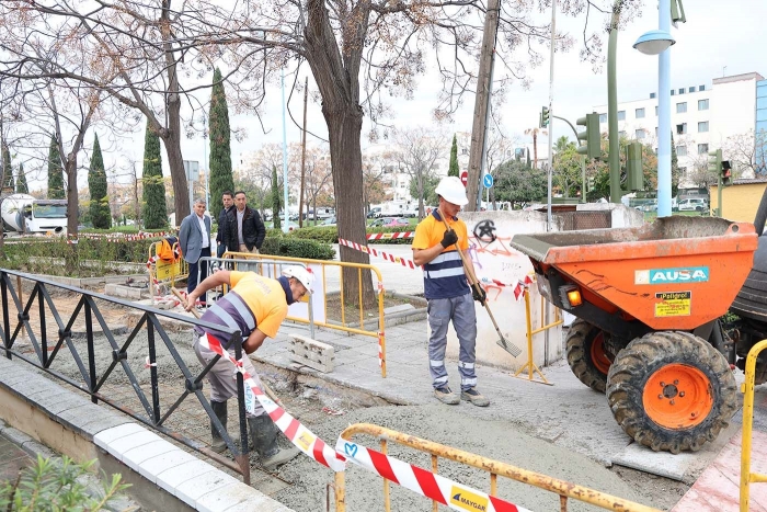 El Ayuntamiento ejecuta obras para mejorar la accesibilidad y la seguridad vial y construir una red de pluviales en la avenida Burgos de San Pedro Alc&aacute;ntara