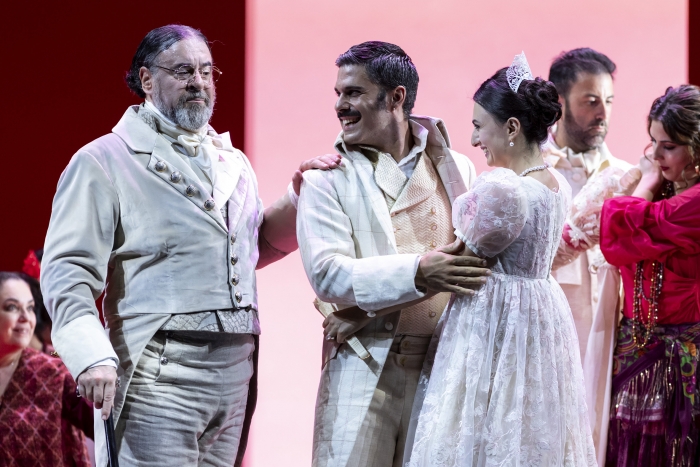 A la izquierda, Carlos &Aacute;lvarez con varios de los participantes en la primera edici&oacute;n de &Oacute;EM en el ensayo general de 'El gitano por amor'