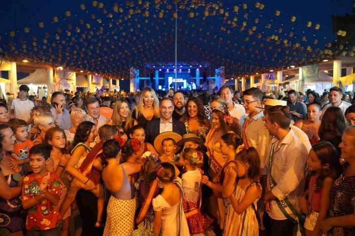 Miles de personas disfrutan de la Feria de Benalm&aacute;dena Pueblo con Jos&eacute; Merc&eacute; como gran protagonista de la noche del lunes