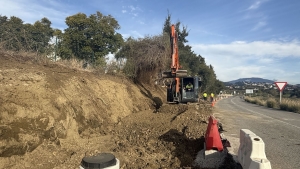 El Ayuntamiento de Estepona informa que la obra para dotar de acerado y medidas de calmado de tr&aacute;fico a la carretera de Benahav&iacute;s, en su tramo urbano, est&aacute;n avanzando a buen ritmo. Se trata de una esperada iniciativa municipal que se adopta una vez l
