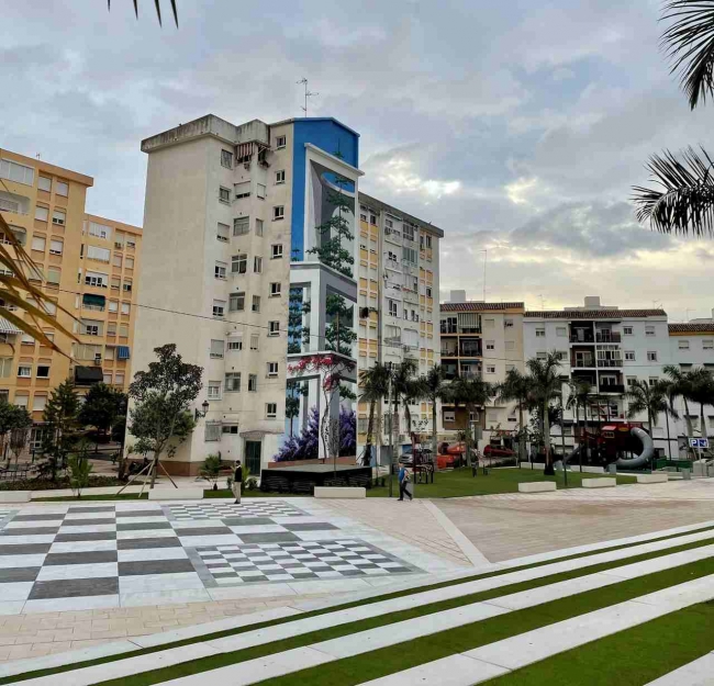 Estepona refuerza el embellecimiento de la remodelada Plaza del Ajedrez con un mural realista dedicado al emblemático pinsapo de Sierra Bermeja