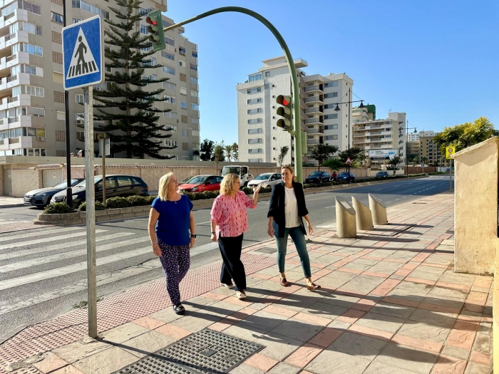 Fuengirola ampl&iacute;a la avenida de las Gaviotas y mejora la imagen con la demolici&oacute;n de la antigua pasarela peatonal de la N-340