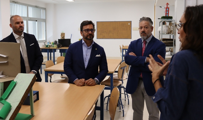 Cardenete visita el nuevo instituto público de Almensilla, con una inversión de 3,4 millones