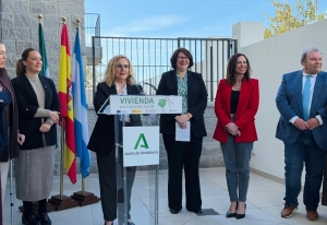 La alcaldesa de Fuengirola y la consejera de Fomento entregan quince nuevas Viviendas de Apoyo Municipal en Los Pacos