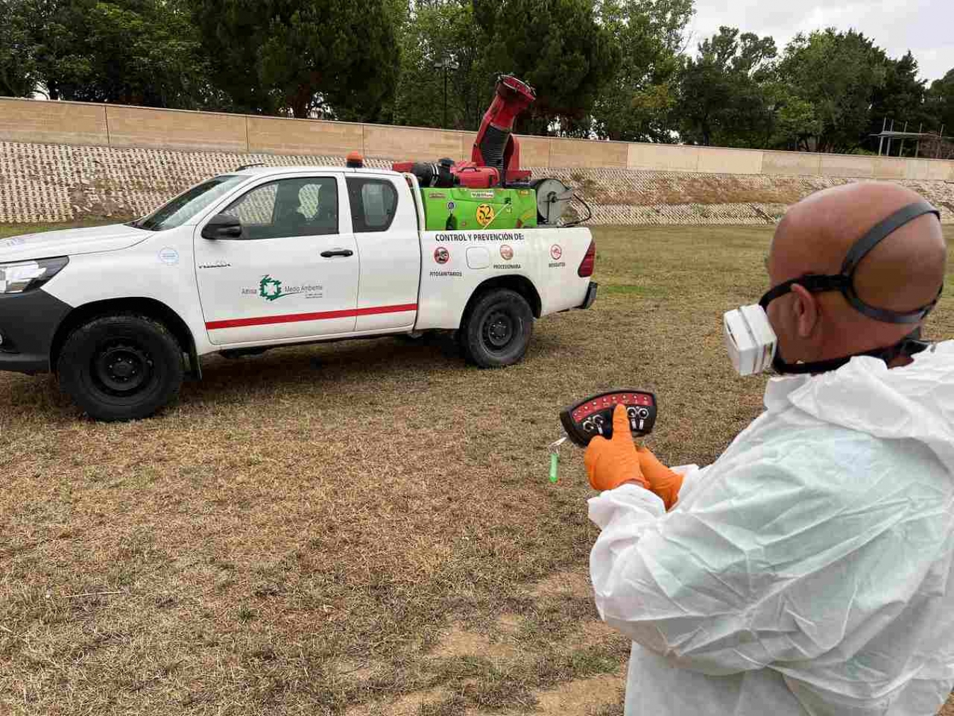 Fuengirola controla la presencia de mosquitos en las proximidades del río y los arroyos con un vehículo atomizador