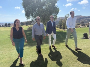 El Ayuntamiento de Mijas presenta la nueva Escuela Municipal de Golf que impartir&aacute; clases con profesores titulados en La Cala Golf