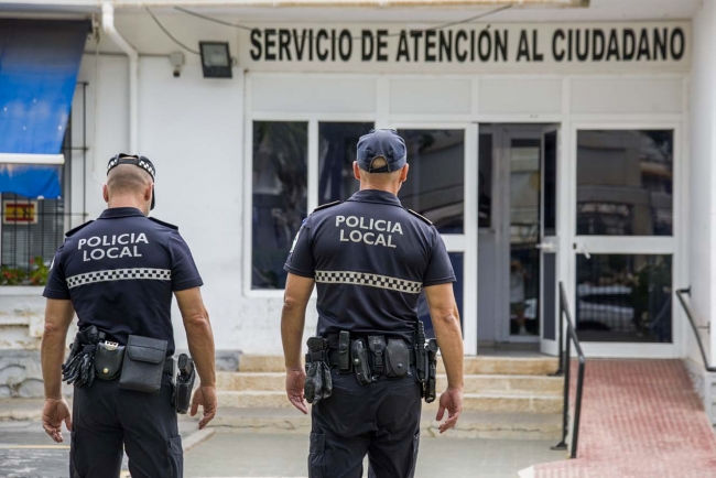 La Policía Local de Torremolinos detiene a un hombre por robar un patinete eléctrico y una chaqueta